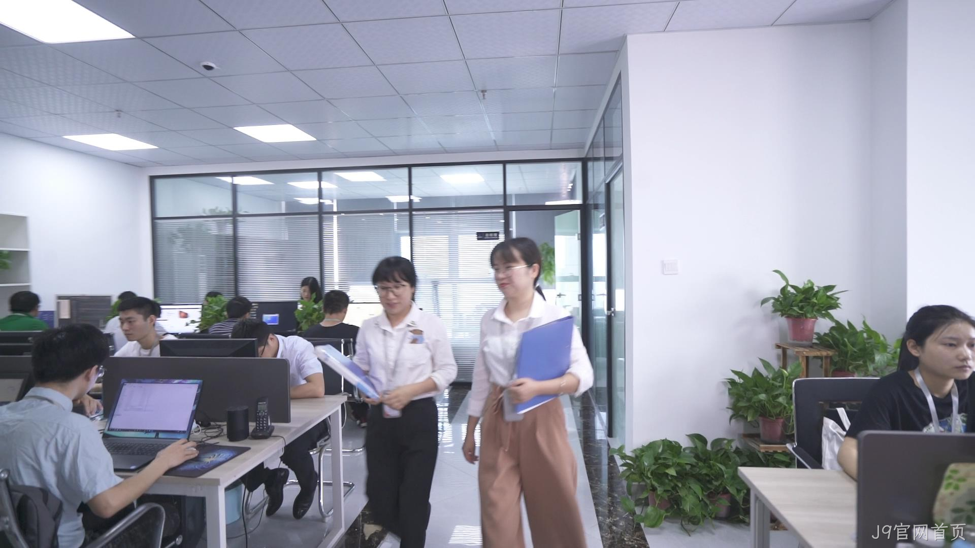 替换词：18 年深耕，让企业数字化转型少走弯路
